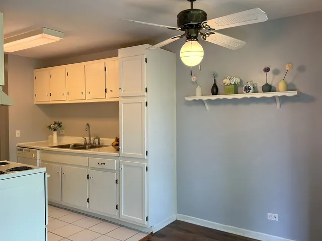 $160,000 | 5600 Hillcrest Lane, Unit 1K, Lisle, IL 60532