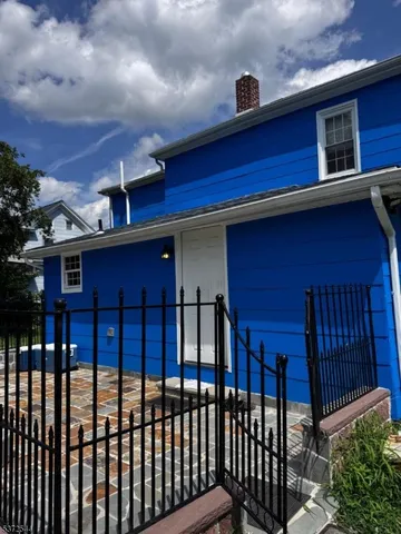 a house is sitting in middle od the yard