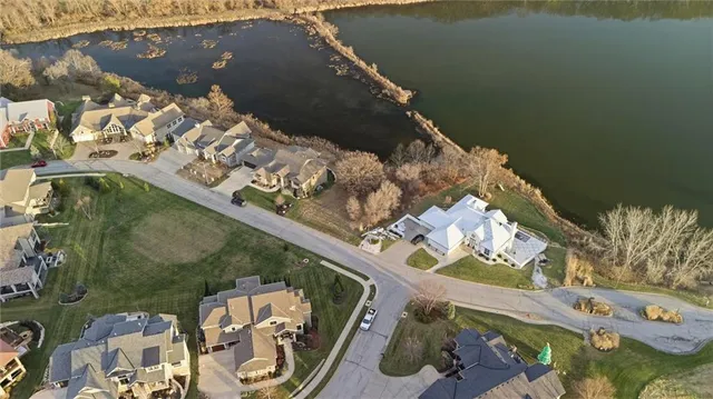 $695,000 | 7017 Waters Edge Drive, Parkville, MO 64152