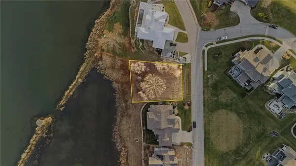$695,000 | 7017 Waters Edge Drive, Parkville, MO 64152