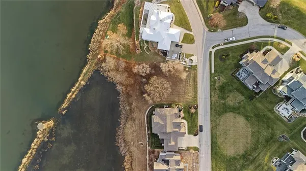 $695,000 | 7017 Waters Edge Drive, Parkville, MO 64152