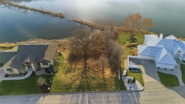 $695,000 | 7017 Waters Edge Drive, Parkville, MO 64152