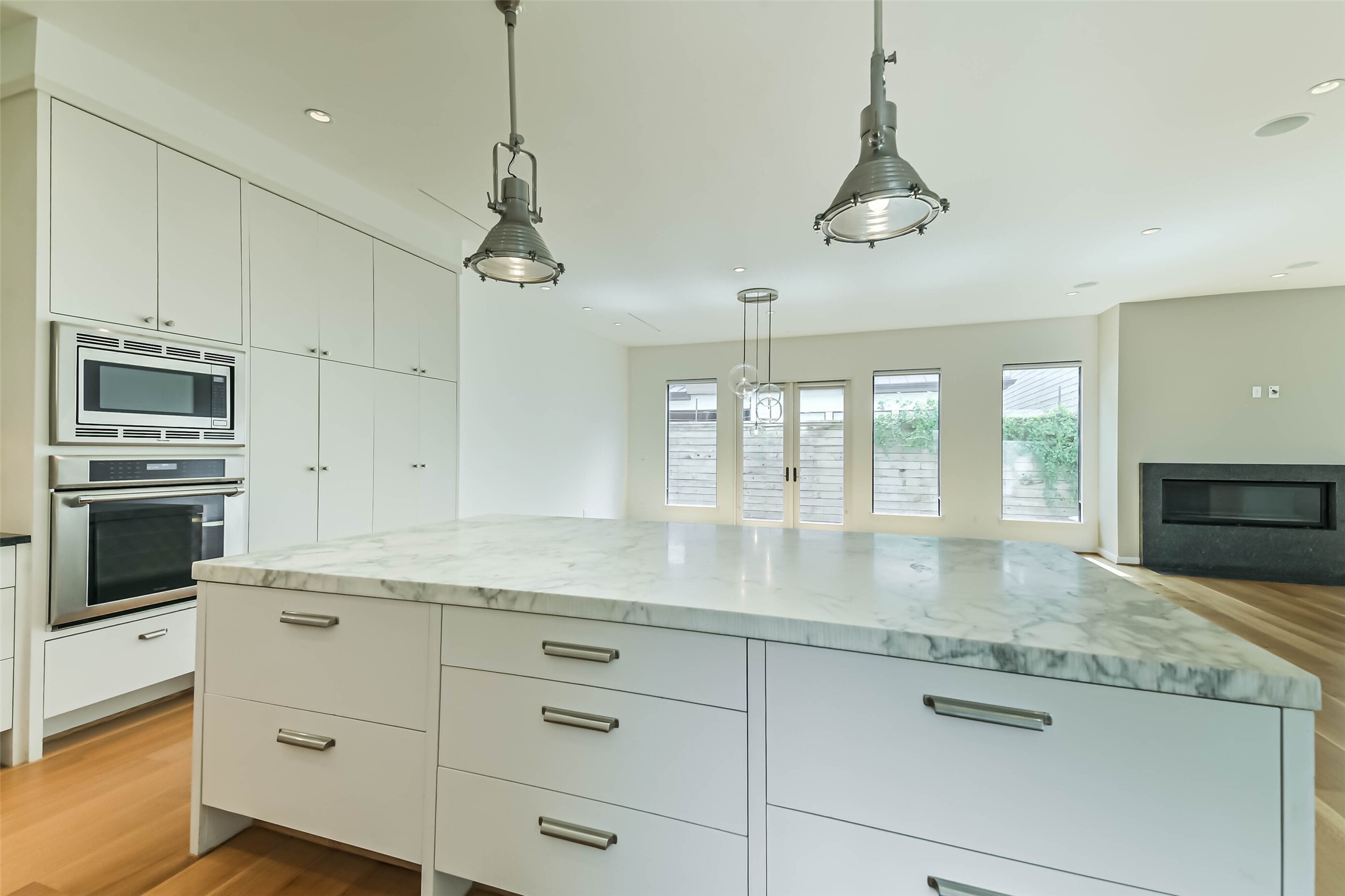 815 Alexander Street Houston, TX 77007 - Photo 19 of 49 Bright kitchen with oversized windows.