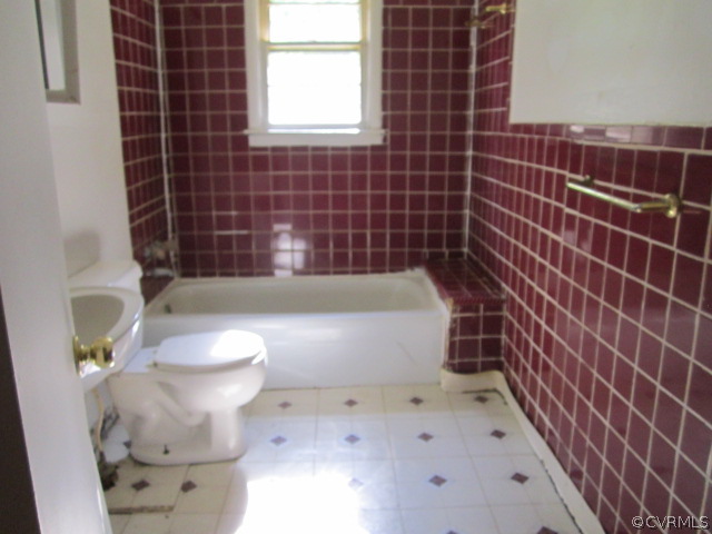 11985 River Road Chesterfield, VA 23838 - Photo 10 of 14 a bathroom with a toilet and a bathtub