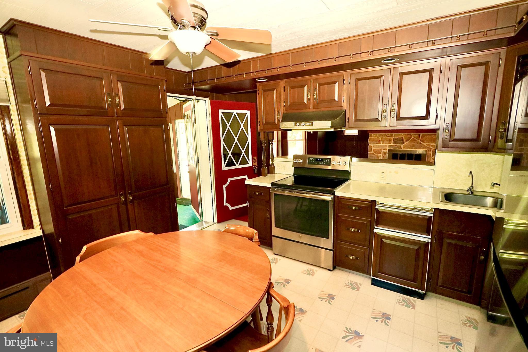 257 Valley Road Birdsboro, PA 19508 - Photo 7 of 21 CUSTOM KITCHEN 22 HANDLES WITH STAINLESS STEEL APP