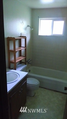 607 Sheridan Road Bremerton, WA 98310 - Photo 12 of 14 a bathroom with a sink a toilet and a bathtub