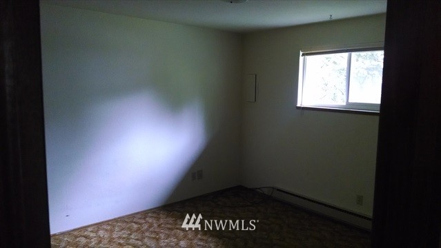607 Sheridan Road Bremerton, WA 98310 - Photo 13 of 14 an empty room with a window