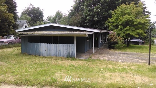 607 Sheridan Road Bremerton, WA 98310 - Photo 3 of 14 a view of a backyard with a tub