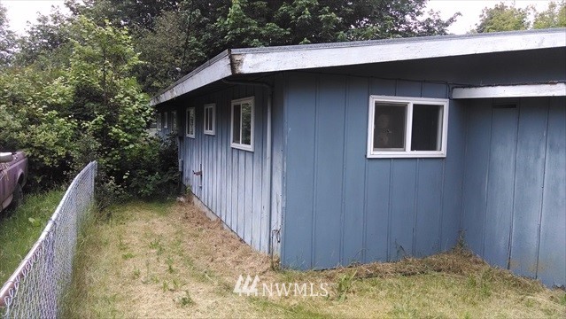 607 Sheridan Road Bremerton, WA 98310 - Photo 4 of 14 a backyard of a house with lots of green space