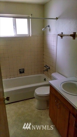 607 Sheridan Road Bremerton, WA 98310 - Photo 9 of 14 a bathroom with a sink a toilet and bathtub