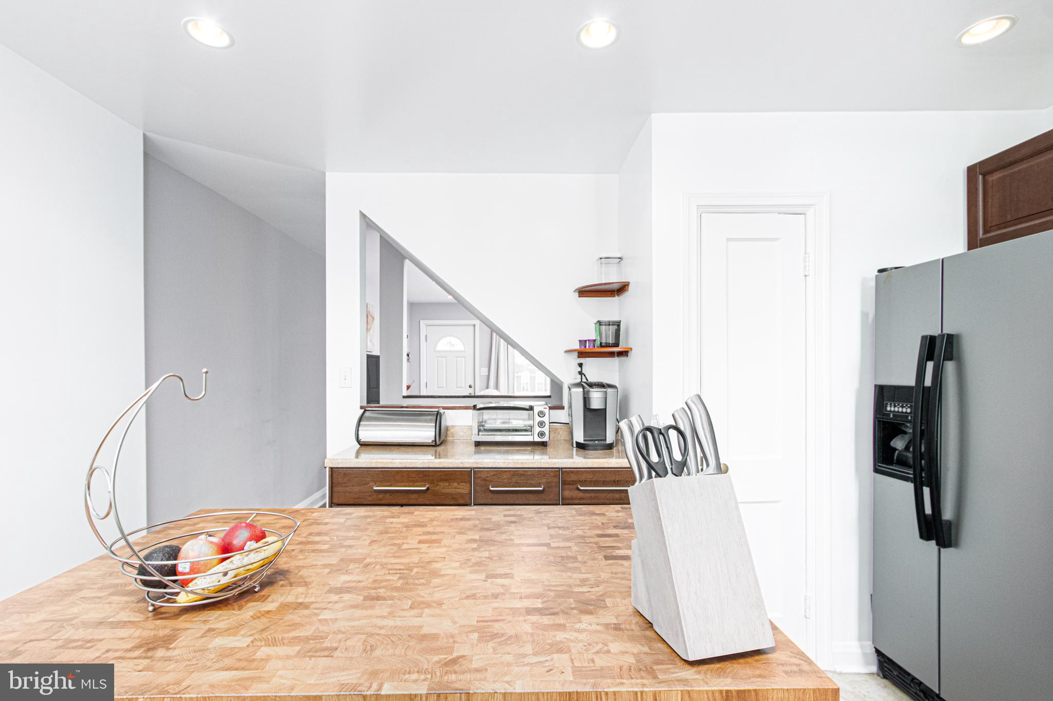 1668 Yakona Road Baltimore, MD 21286 - Photo 18 of 50 Great pass through into living room!