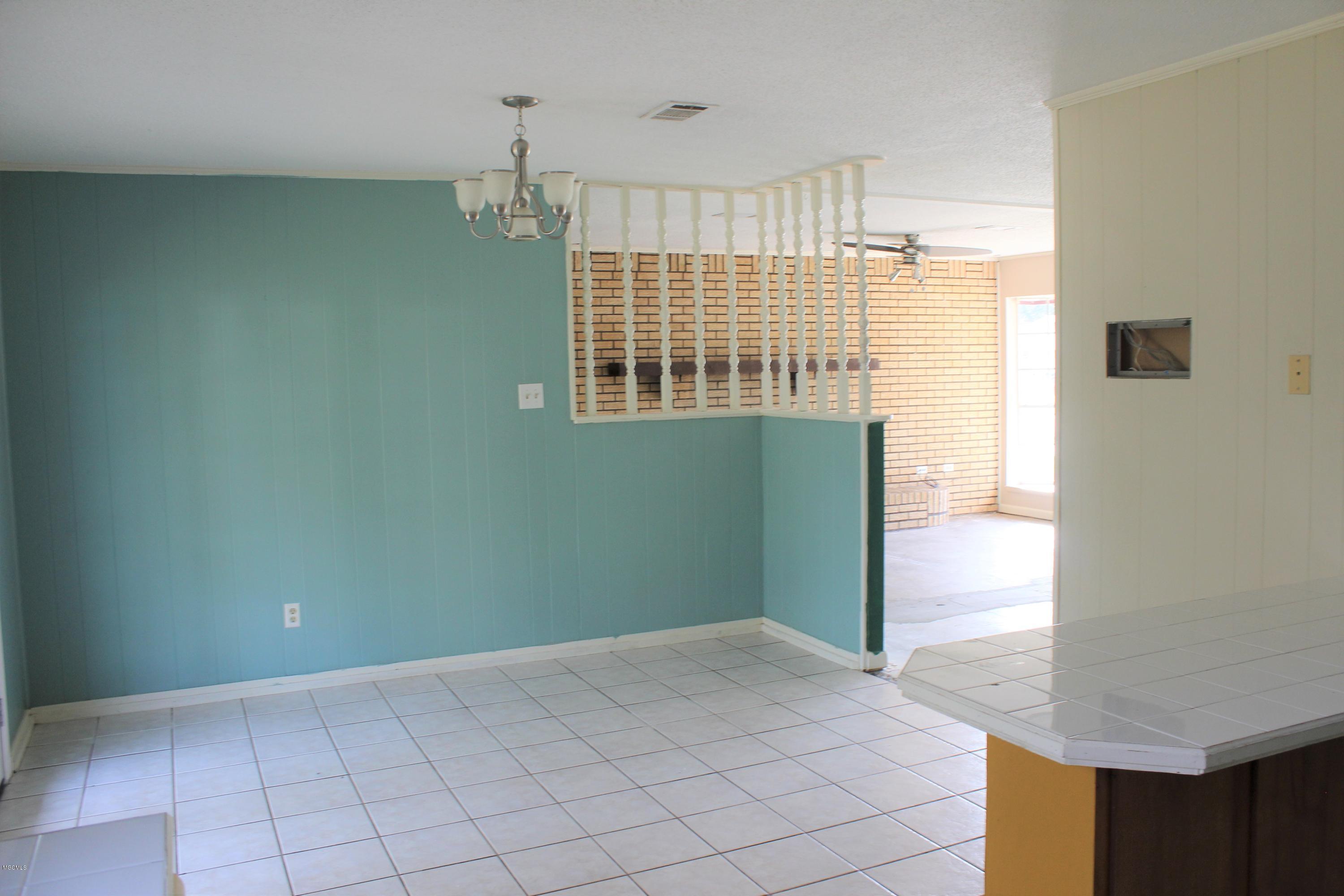 327 Mincheck Road Ocean Springs, MS 39564 - Photo 5 of 17 IMG_4084