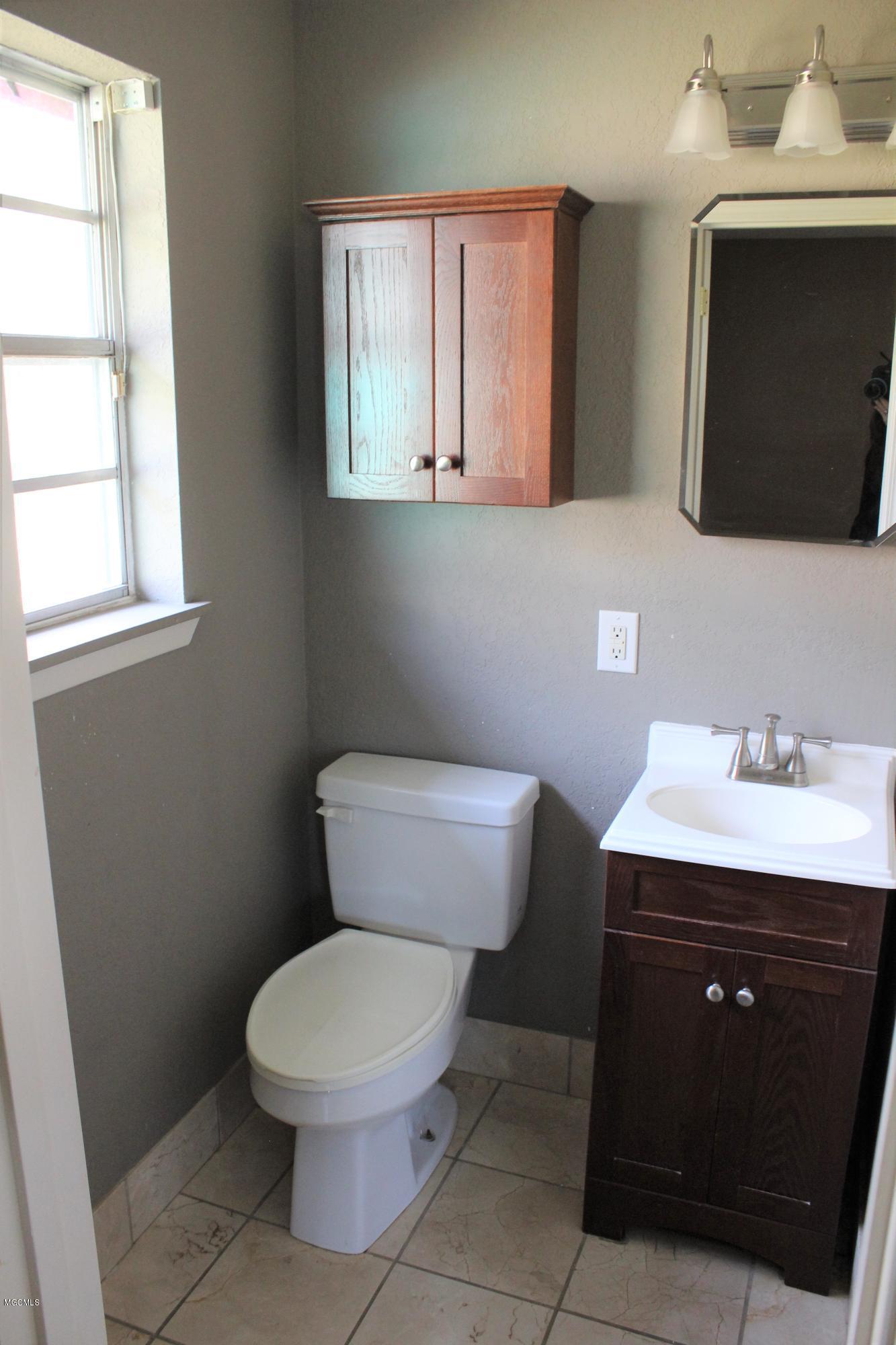 327 Mincheck Road Ocean Springs, MS 39564 - Photo 10 of 17 Master Bathroom