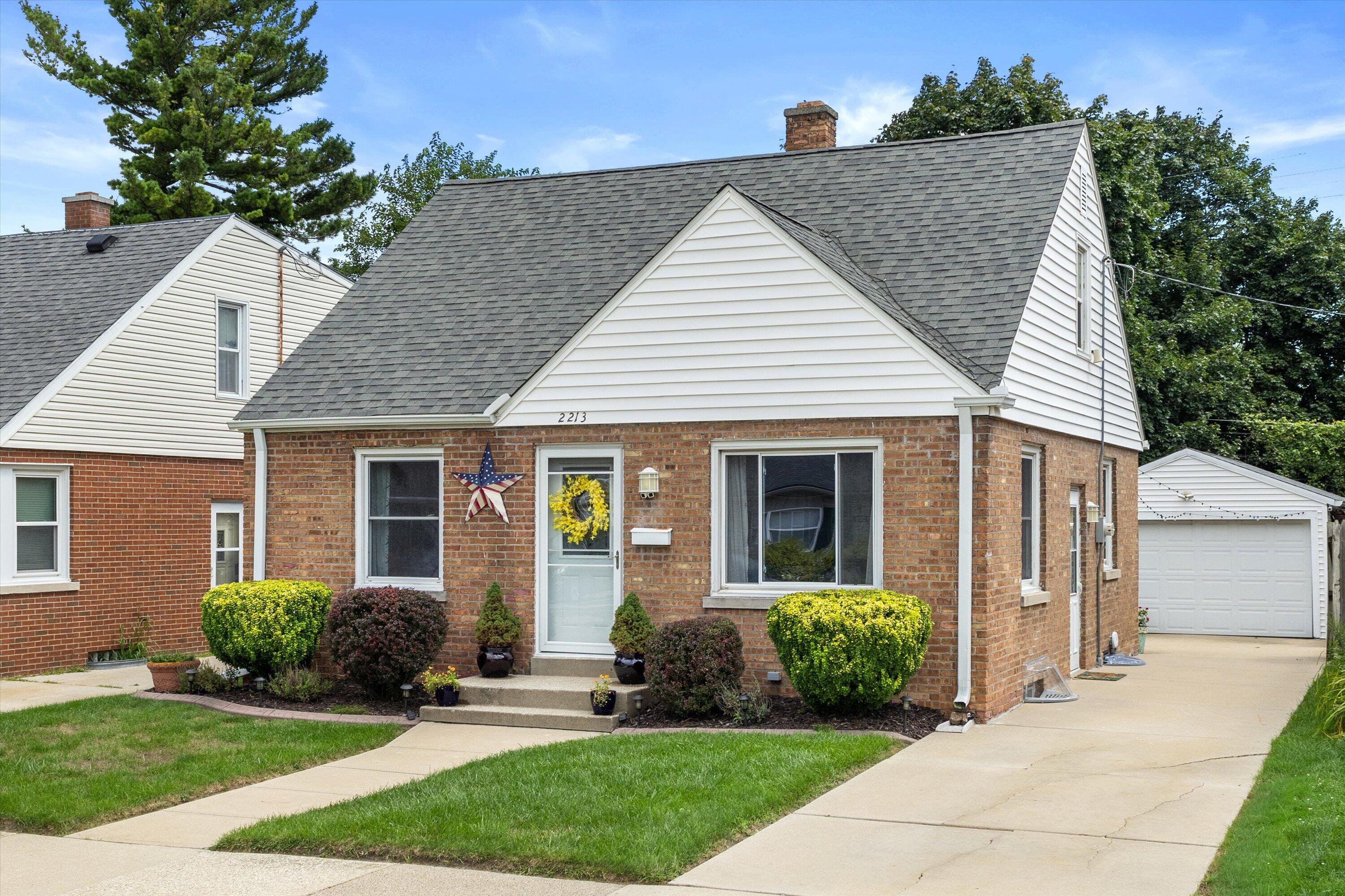 2213 Shoop Street Racine, WI 53404 - Photo 3 of 29 19-KCM-4
