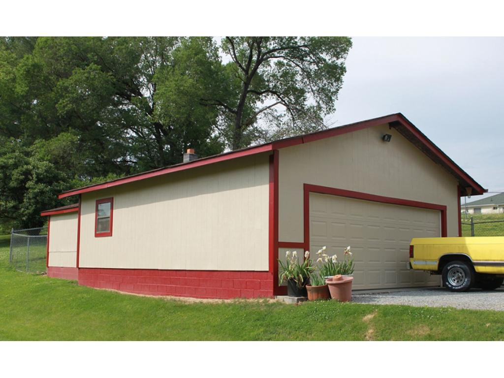 507 Field Road Elizabethton, TN 37643 - Photo 18 of 18 Garage