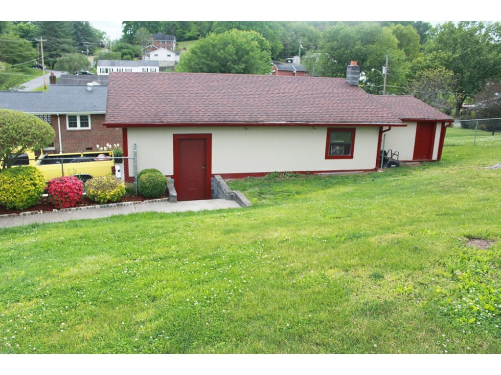 507 Field Road Elizabethton, TN 37643 - Photo 4 of 18 Detached garageworkspace