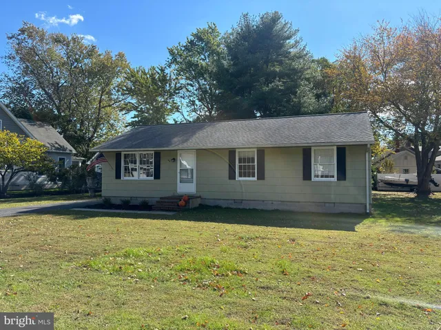 a house that is sitting in the yard