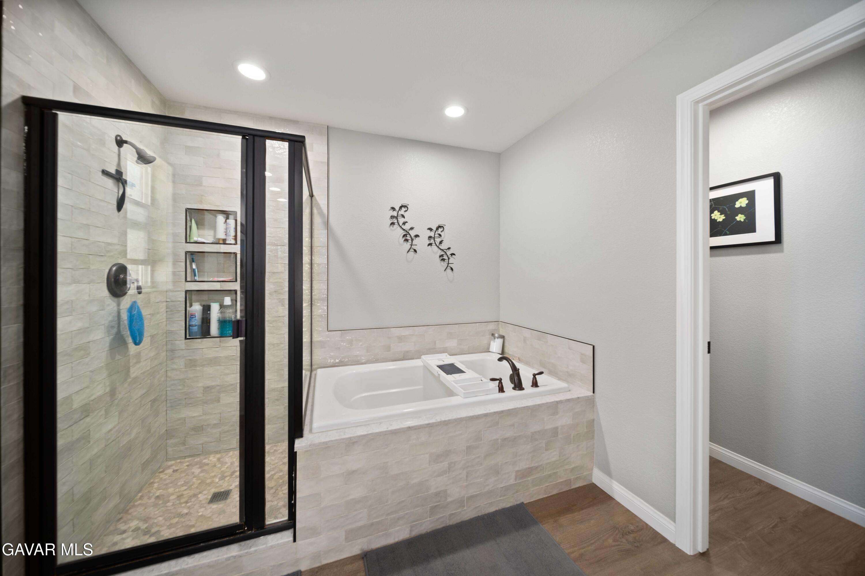 29990 Horsethief Drive Tehachapi, CA 93561 - Photo 18 of 29 a bathroom with a bathtub and shower