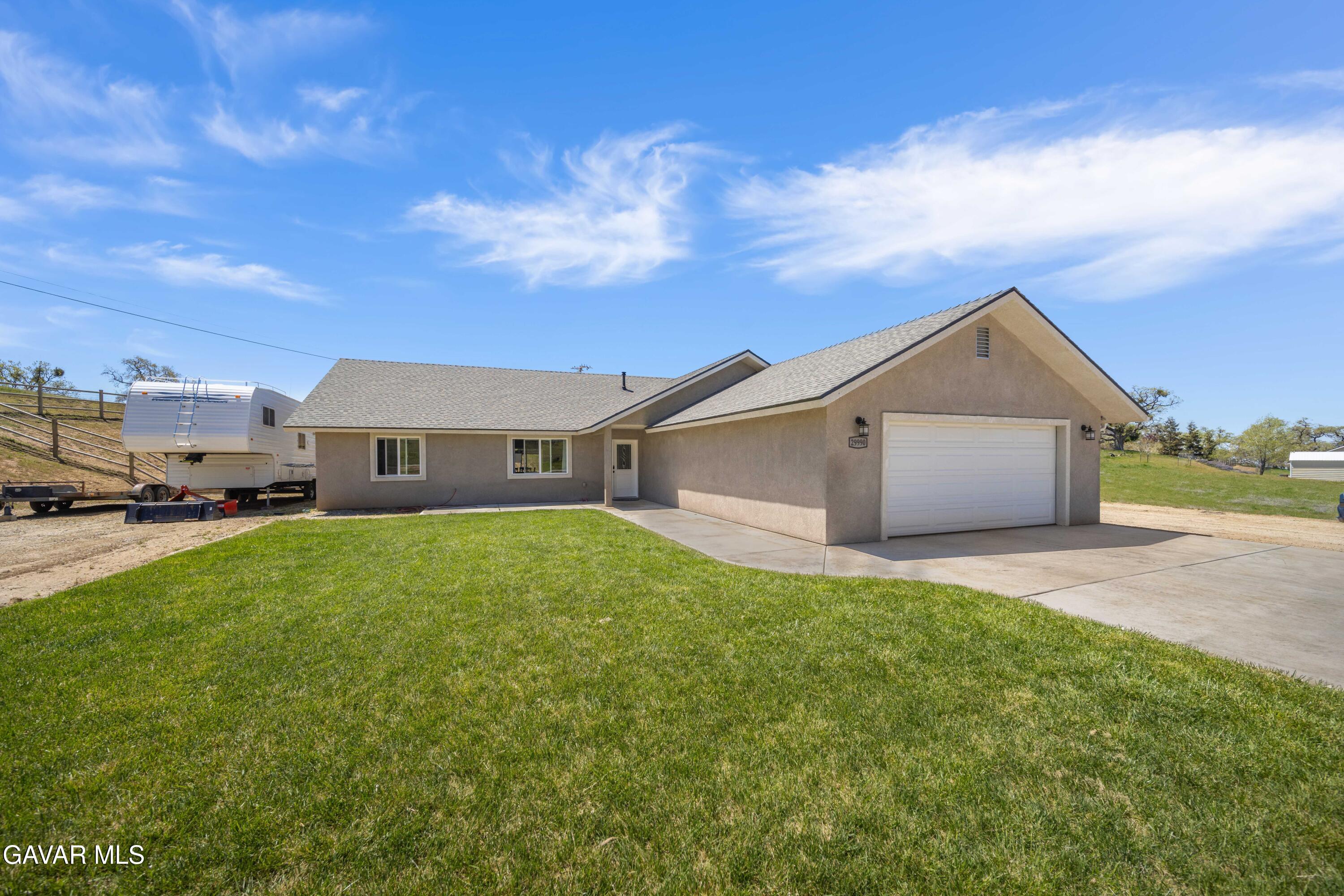 29990 Horsethief Drive Tehachapi, CA 93561 - Photo 3 of 29 a front view of a house with a yard and garage
