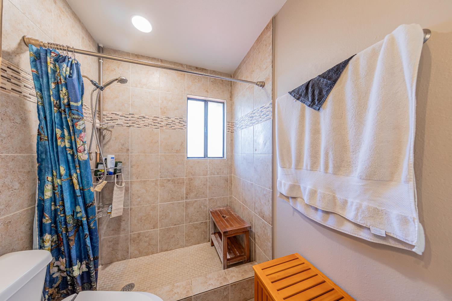 40733 Big Oak Flat Road North Oakhurst, CA 93644 - Photo 32 of 73 a bathroom with a bathtub and shower