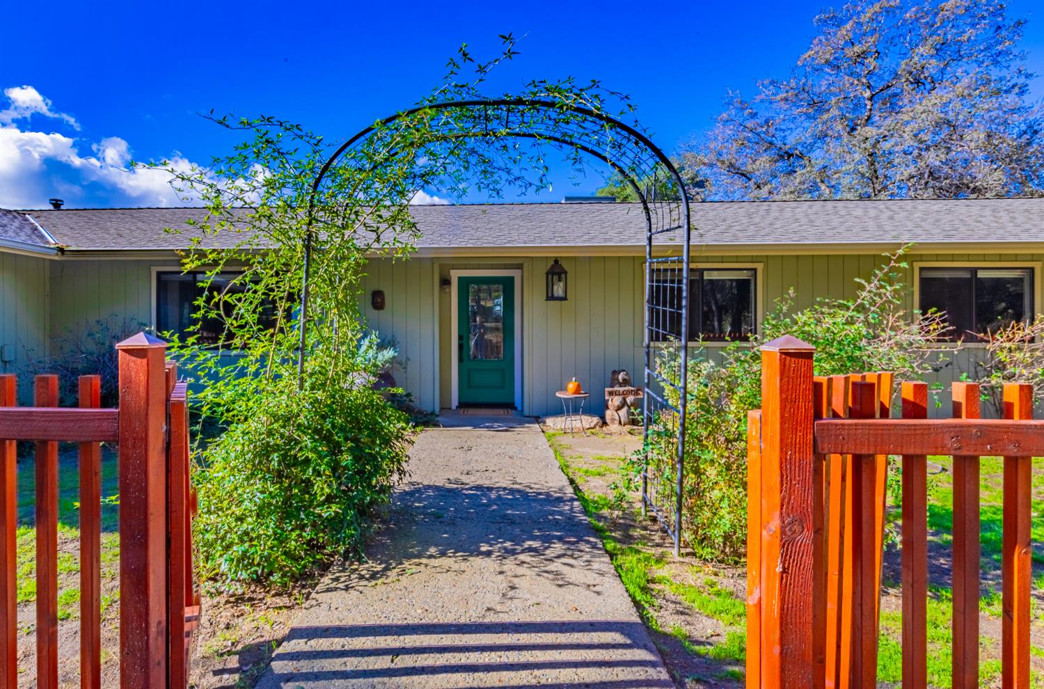 40733 Big Oak Flat Road North Oakhurst, CA 93644 - Photo 48 of 73 a front view of house with yard