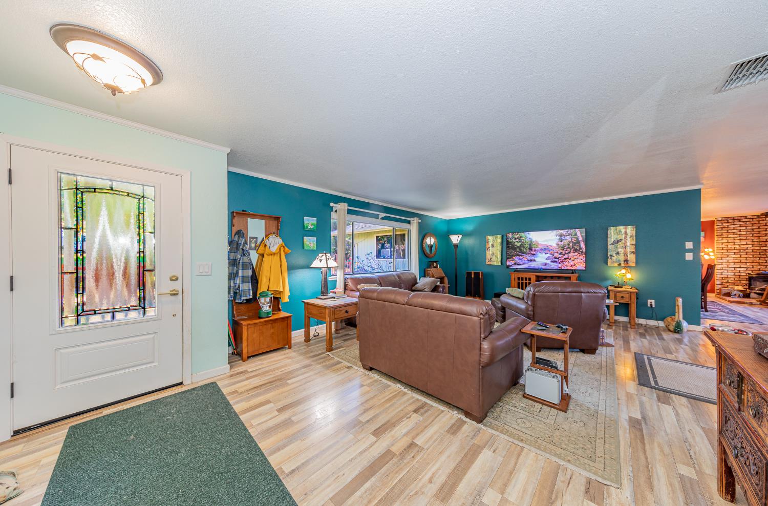 40733 Big Oak Flat Road North Oakhurst, CA 93644 - Photo 5 of 73 a living room with furniture and a flat screen tv