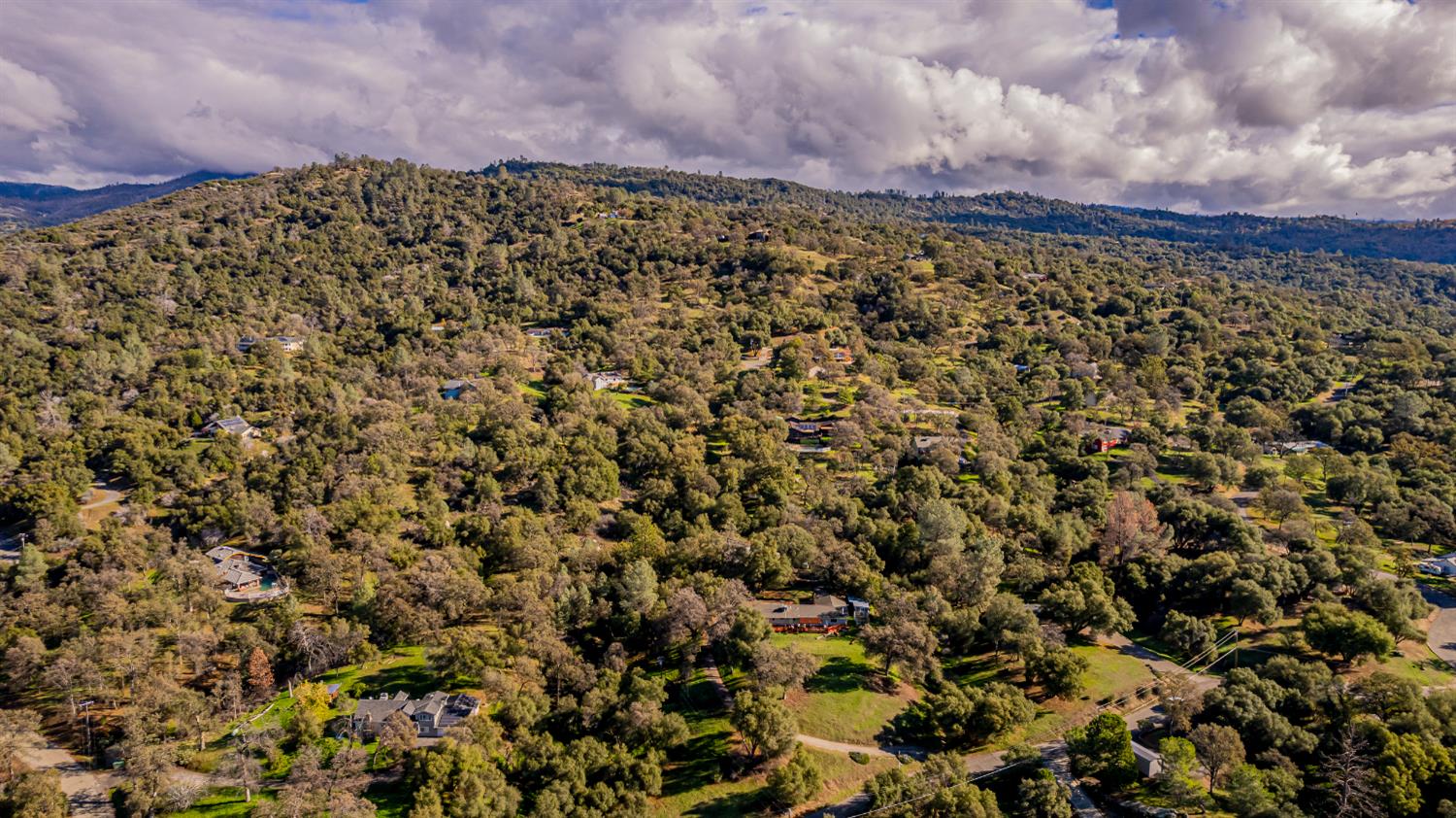 40733 Big Oak Flat Road North Oakhurst, CA 93644 - Photo 65 of 73 a view of a large building