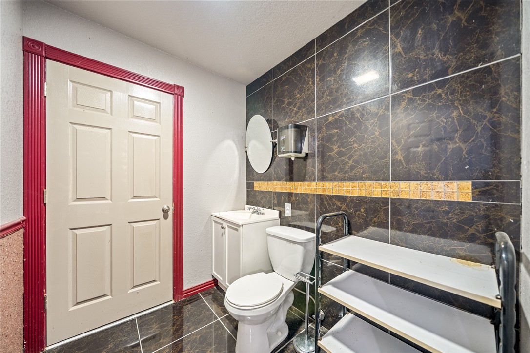 1777 County Road 170 Alice, TX 78332 - Photo 20 of 40 a bathroom with a toilet sink and shower