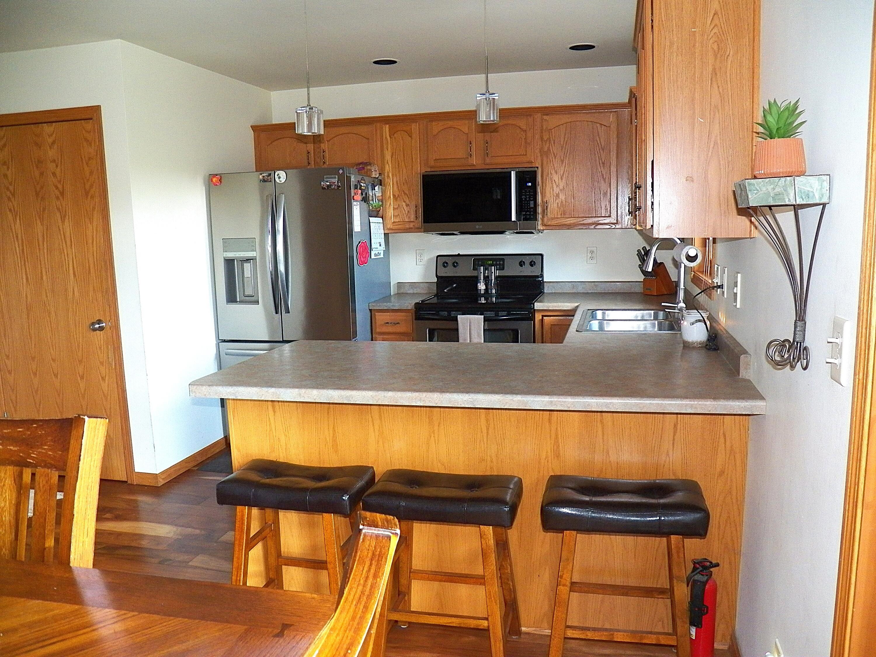 4502 Ridge Court Manitowoc, WI 54220 - Photo 12 of 46 Breakfast Bar View