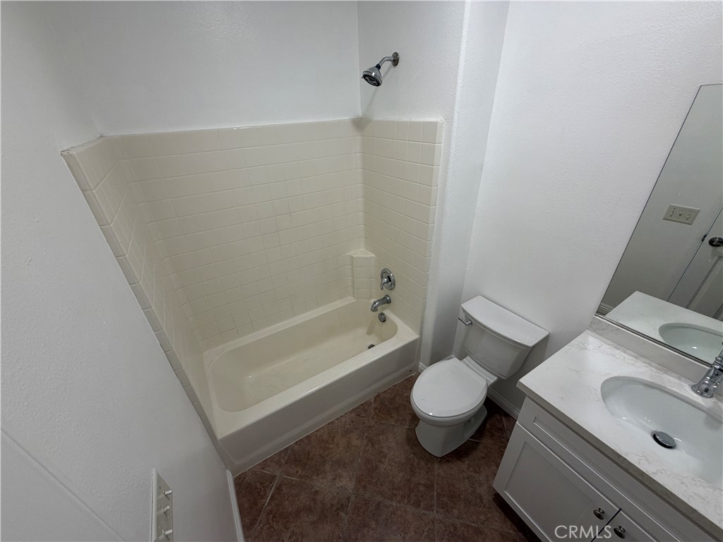 6179 Cedar Creek Road Eastvale, CA 92880 - Photo 11 of 36 1st Floor Full Bathroom