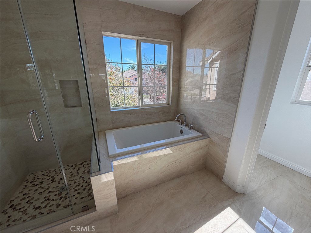 6179 Cedar Creek Road Eastvale, CA 92880 - Photo 23 of 36 2nd Floor Master Suite Shower and Bathtub