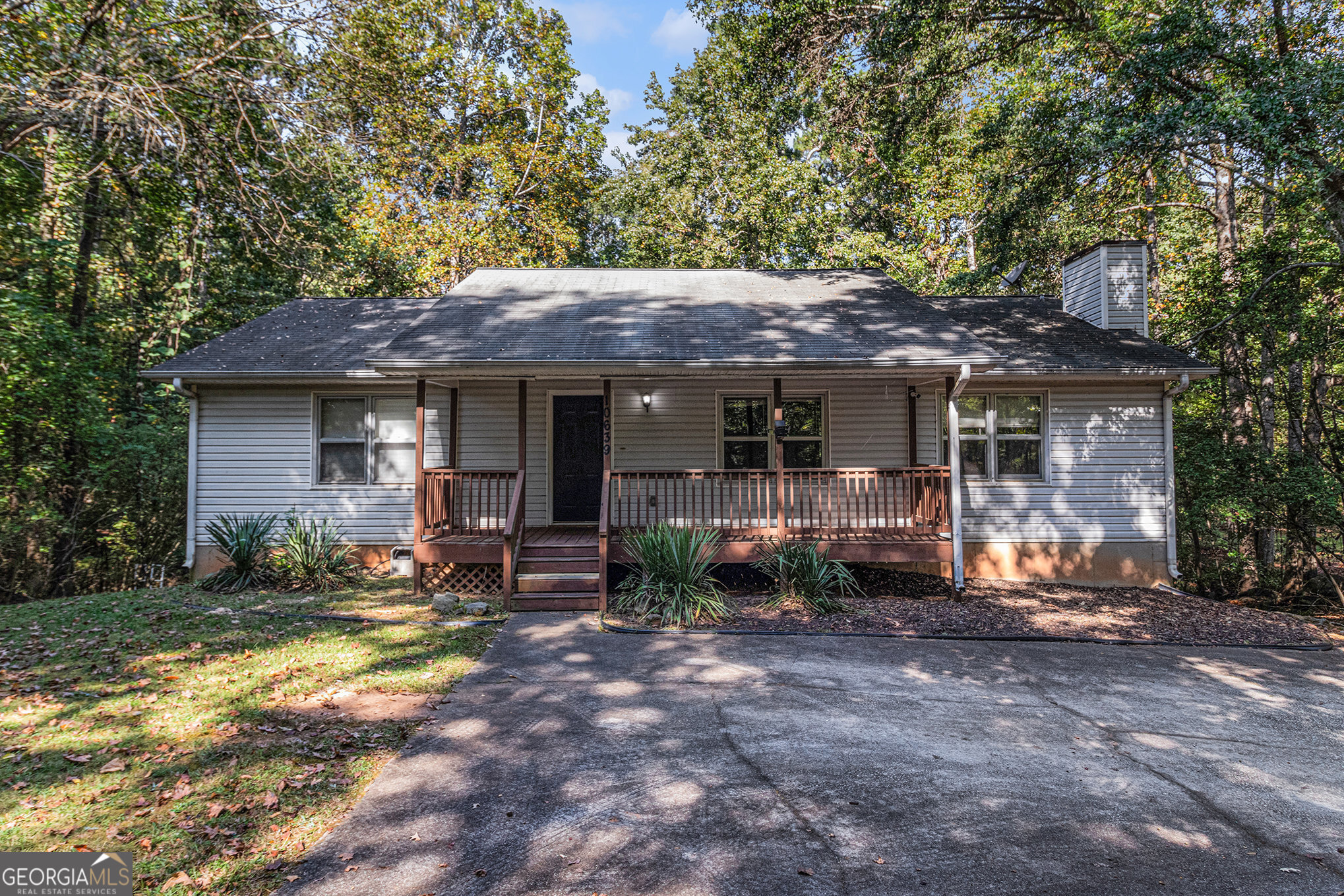 10639 Fitzgerald Road Jonesboro, GA 30238 - Photo 1 of 1 a front view of a house with garden