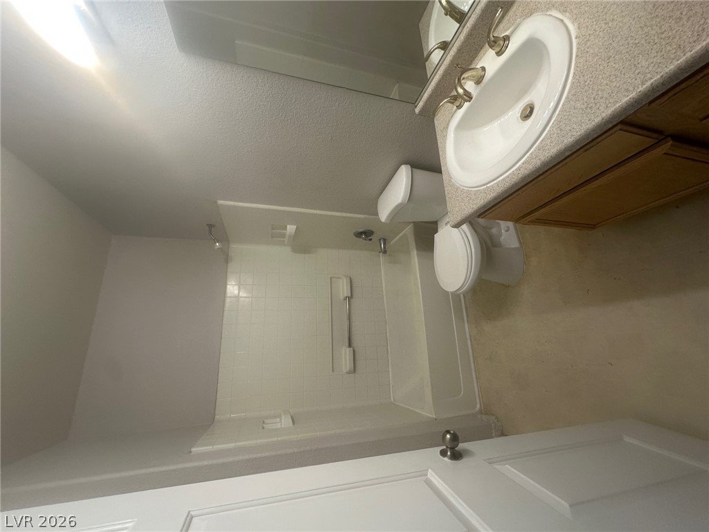 4730 East Craig Road, Unit 1073 Las Vegas, NV 89115 - Photo 7 of 18 A classic tub and shower combination anchors this functional bathroom layout.