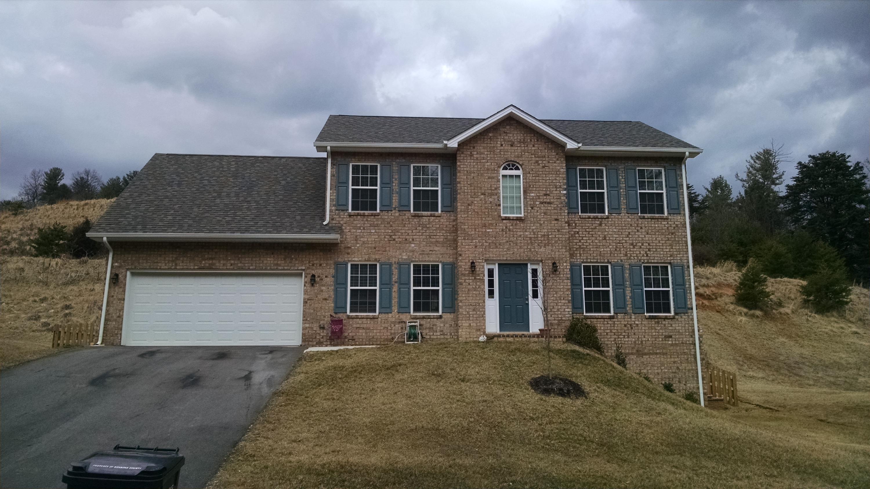 1033 Longview Road Roanoke, VA 24018 - Photo 1 of 1 Front