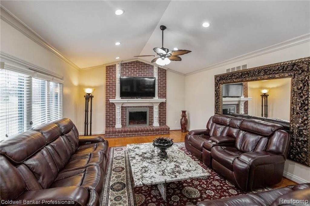 548 Rolling Green Circle Rochester Hills, MI 48309 - Photo 12 of 65