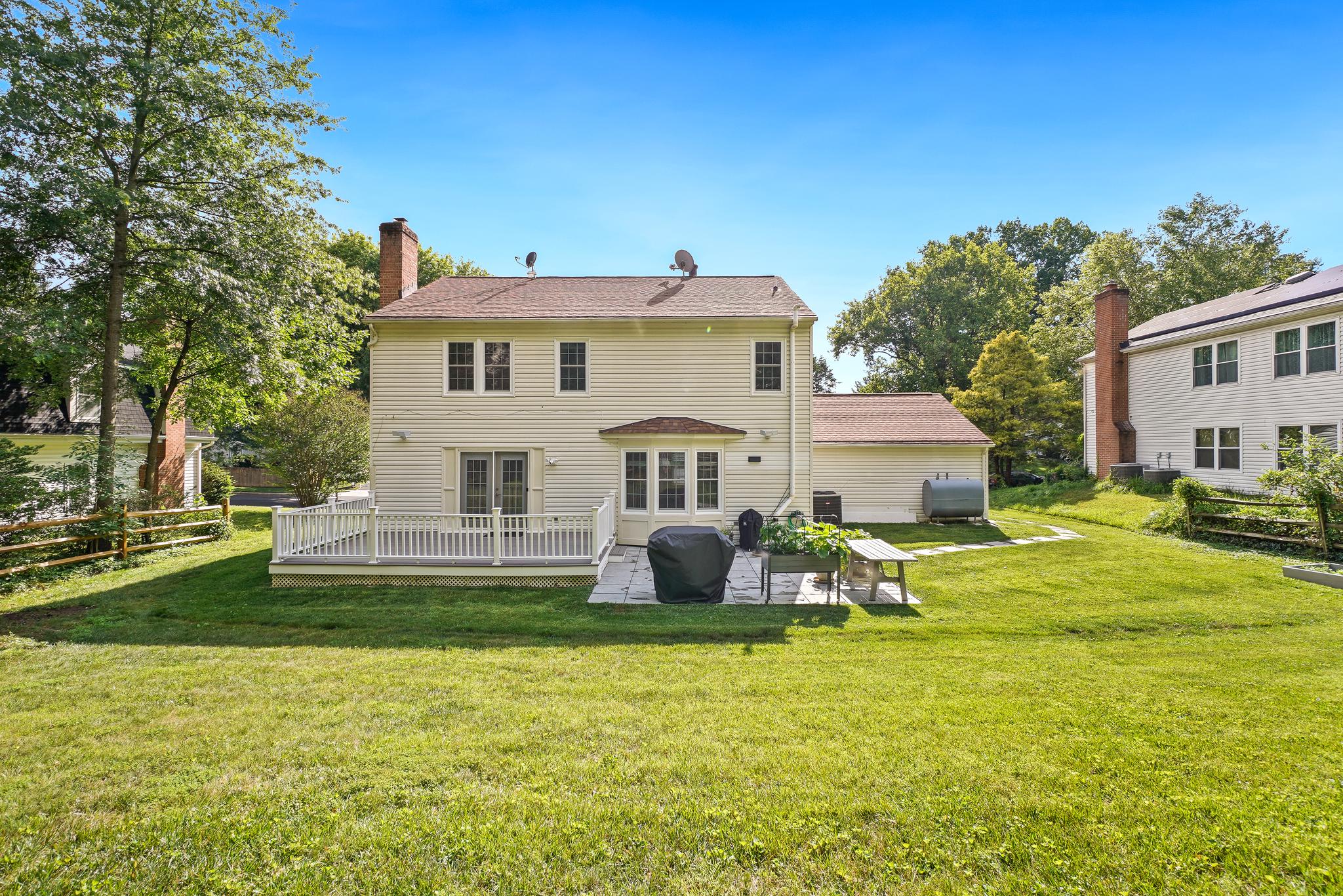 28 Redding Ridge Drive Gaithersburg, MD 20878 - Photo 29 of 32 Nice home with lush green yard!