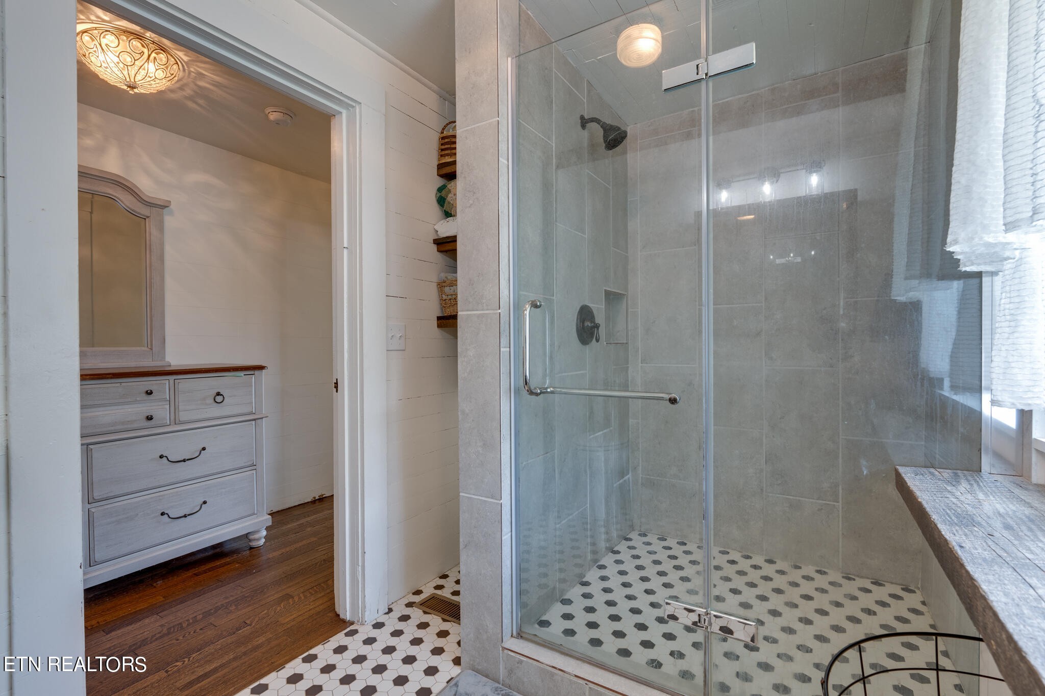 818 McCammon Road Knoxville, TN 37920 - Photo 19 of 60 a bathroom with a shower