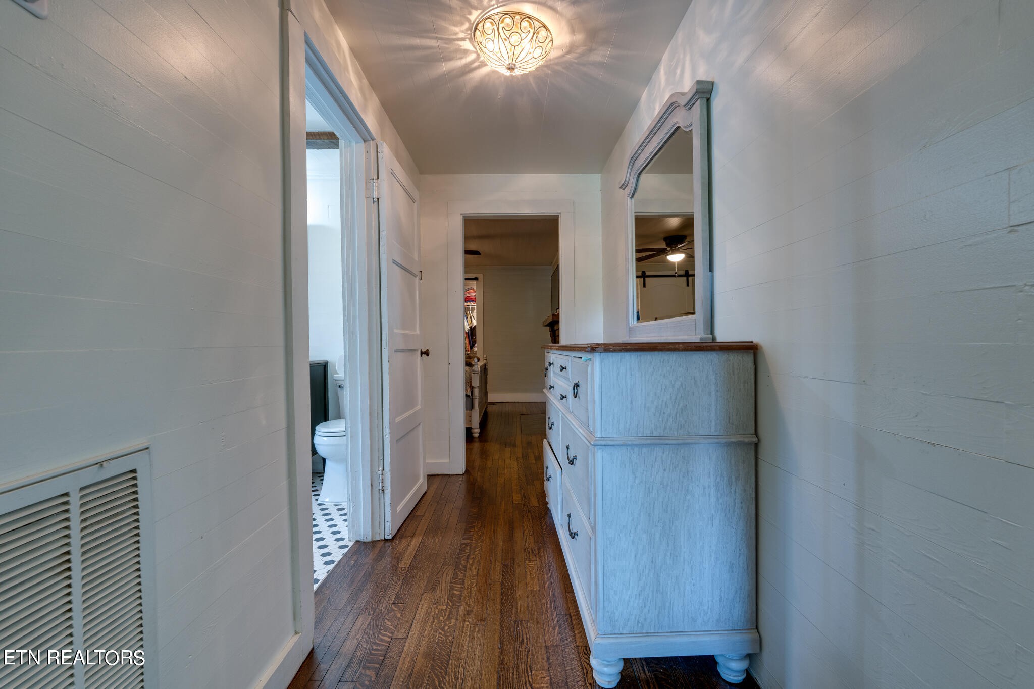 818 McCammon Road Knoxville, TN 37920 - Photo 20 of 60 wooden floor in a gallery