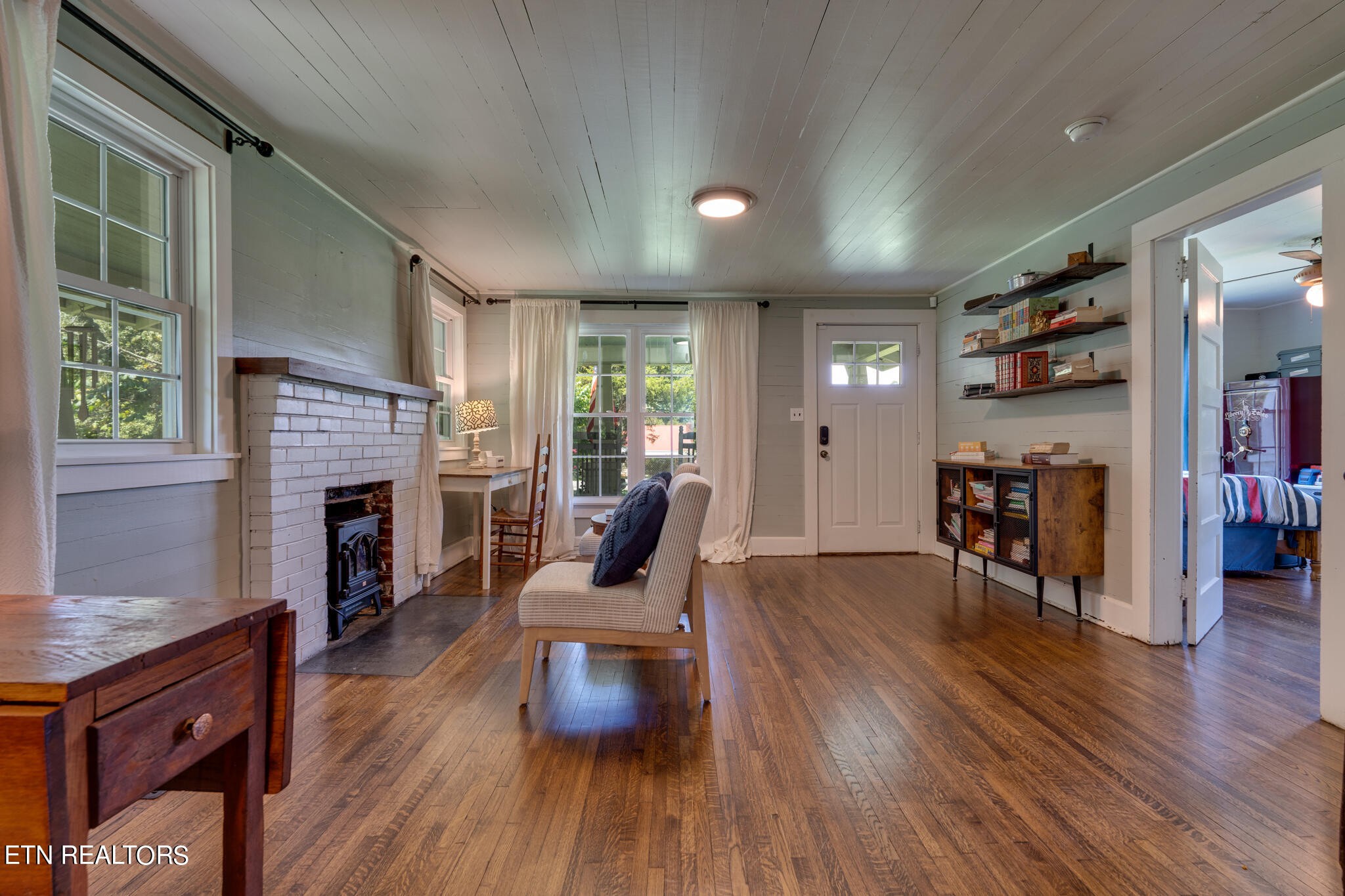 818 McCammon Road Knoxville, TN 37920 - Photo 22 of 60 a living room with furniture and a fireplace