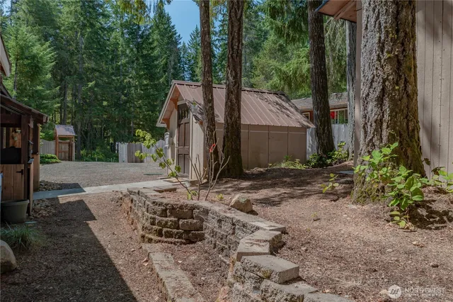 a view of a back yard