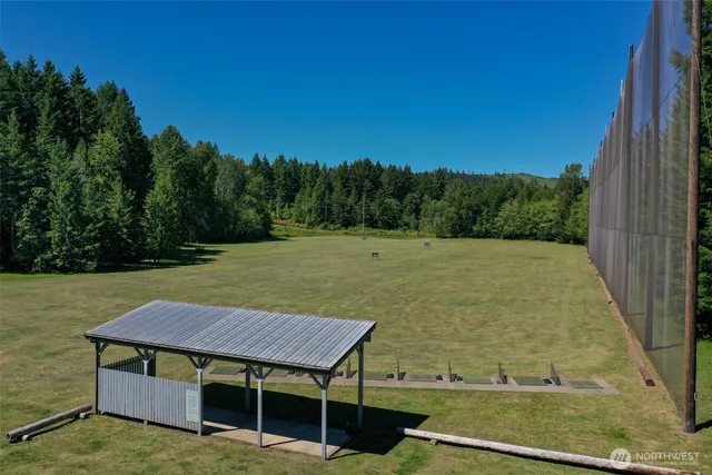 a view of a house with backyard