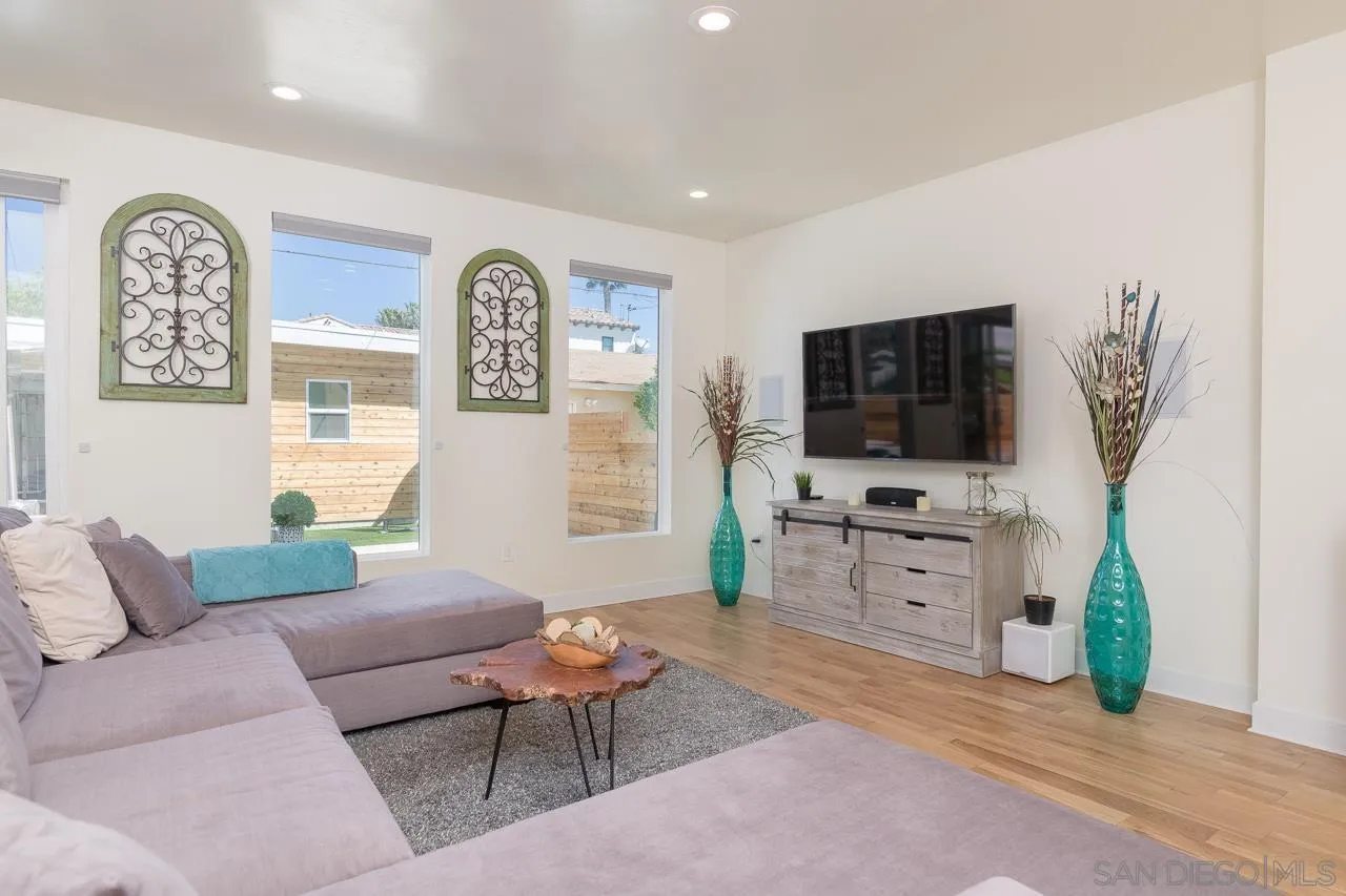 1220 Emerald Street San Diego, CA 92109 - Photo 6 of 19 a living room with furniture and a flat screen tv