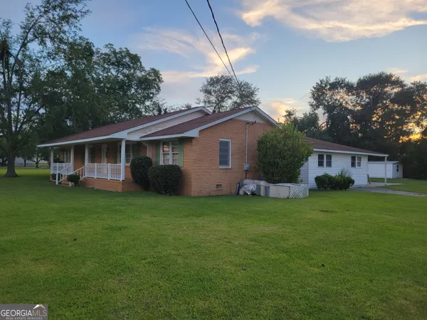 a view of a house with a backyard