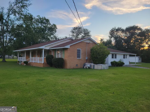 a view of a house with a backyard