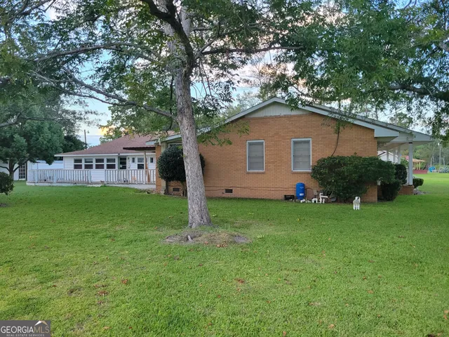 a view of a house with backyard and garden