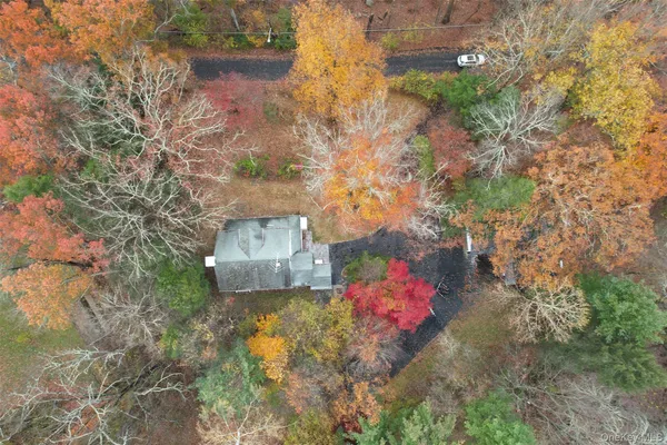 a view of a house with backyard