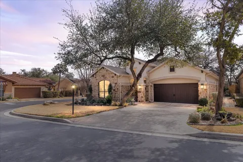 $595,000 | 23 Prestonwood Circle, Lakeway, TX 78734