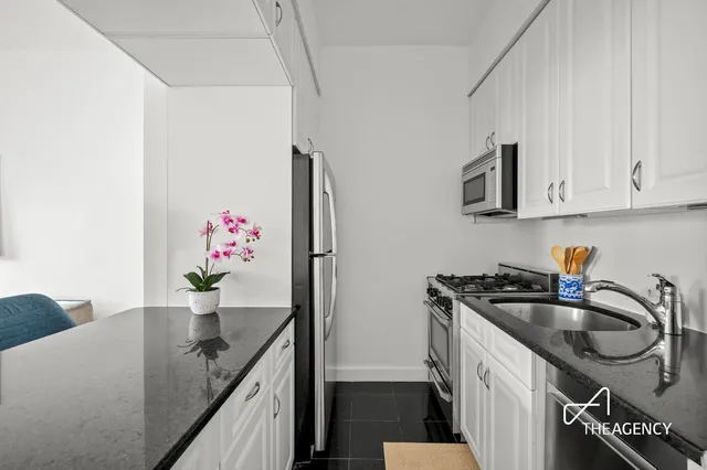 a picture of a park with an bench