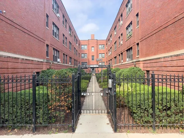 $1,725 | 5748 North Winthrop Avenue, Unit 1, Chicago, IL 60660