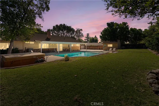 a view of back yard of the house